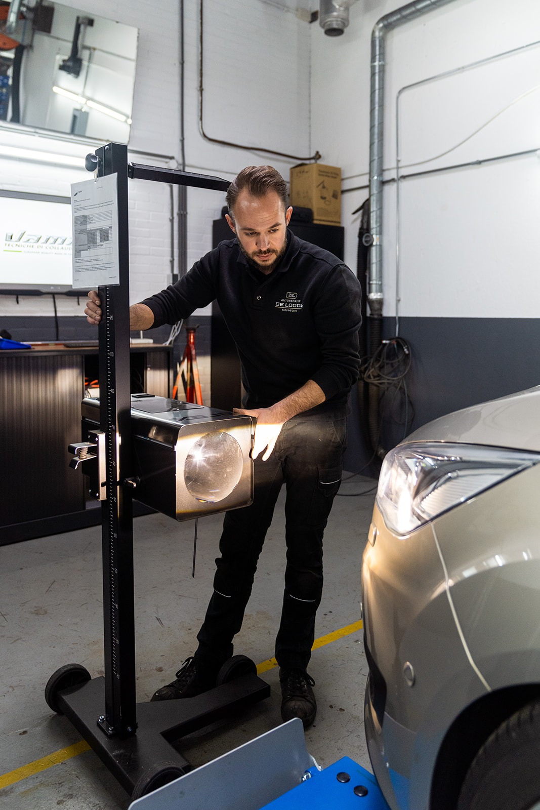 Auto onderhoud in Nieuwegein – Auto wordt gekeurd door monteur in werkplaats.